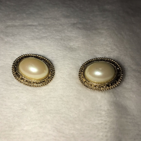 Vintage Avon clip on earrings - Picture 3 of 4